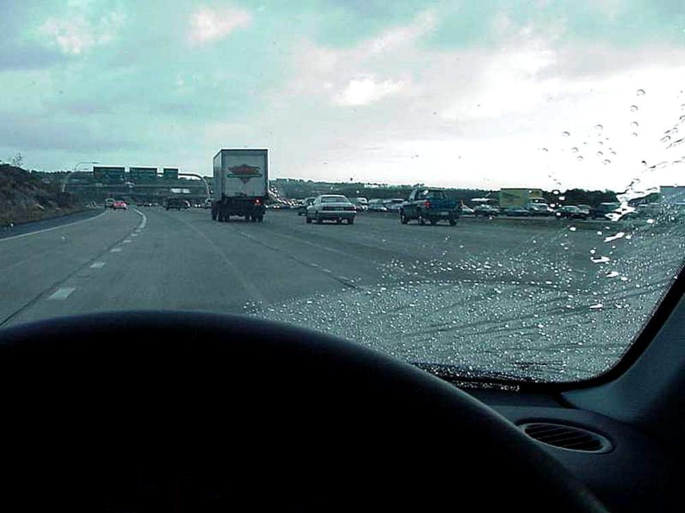 Lái xe đường dài mùa mưa: cách giảm rủi ro ngập và sạt lở